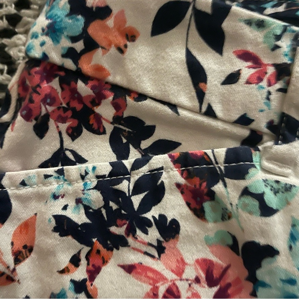 St. John's Bay Crop White Multicolour Floral Capris Pants With Pockets Size 6 - Picture 6 of 12